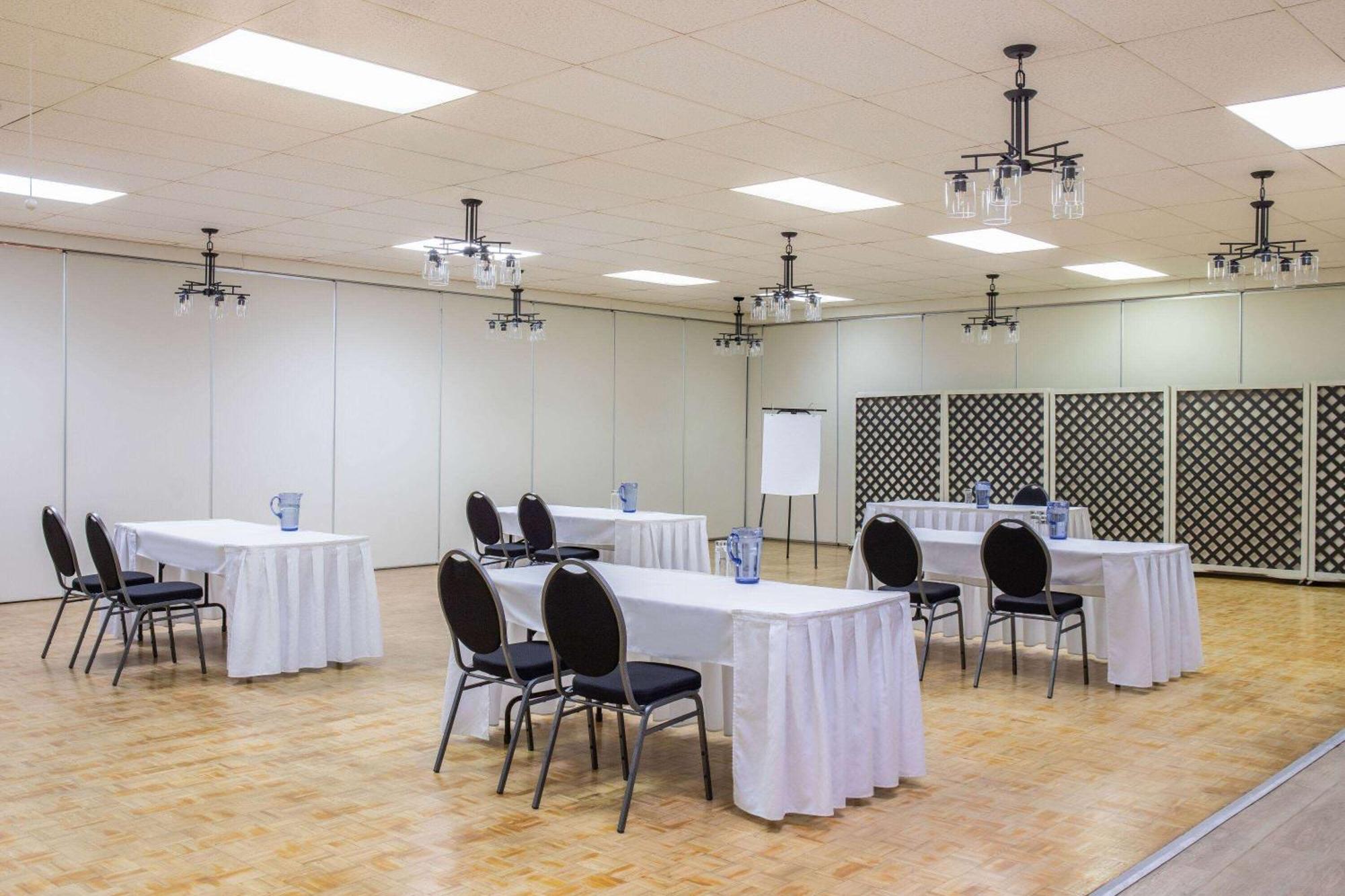 Days Inn & Conference Centre By Wyndham Camrose Norsemen Εξωτερικό φωτογραφία