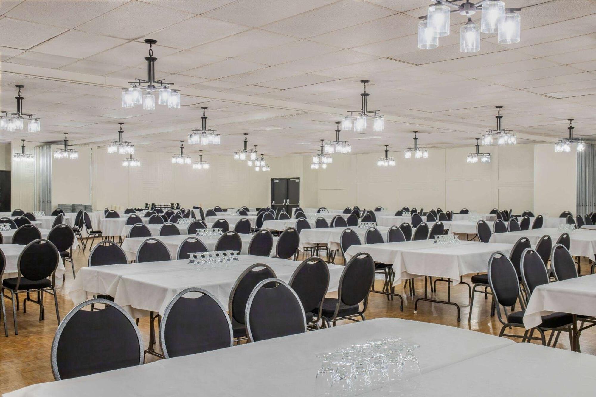 Days Inn & Conference Centre By Wyndham Camrose Norsemen Εξωτερικό φωτογραφία
