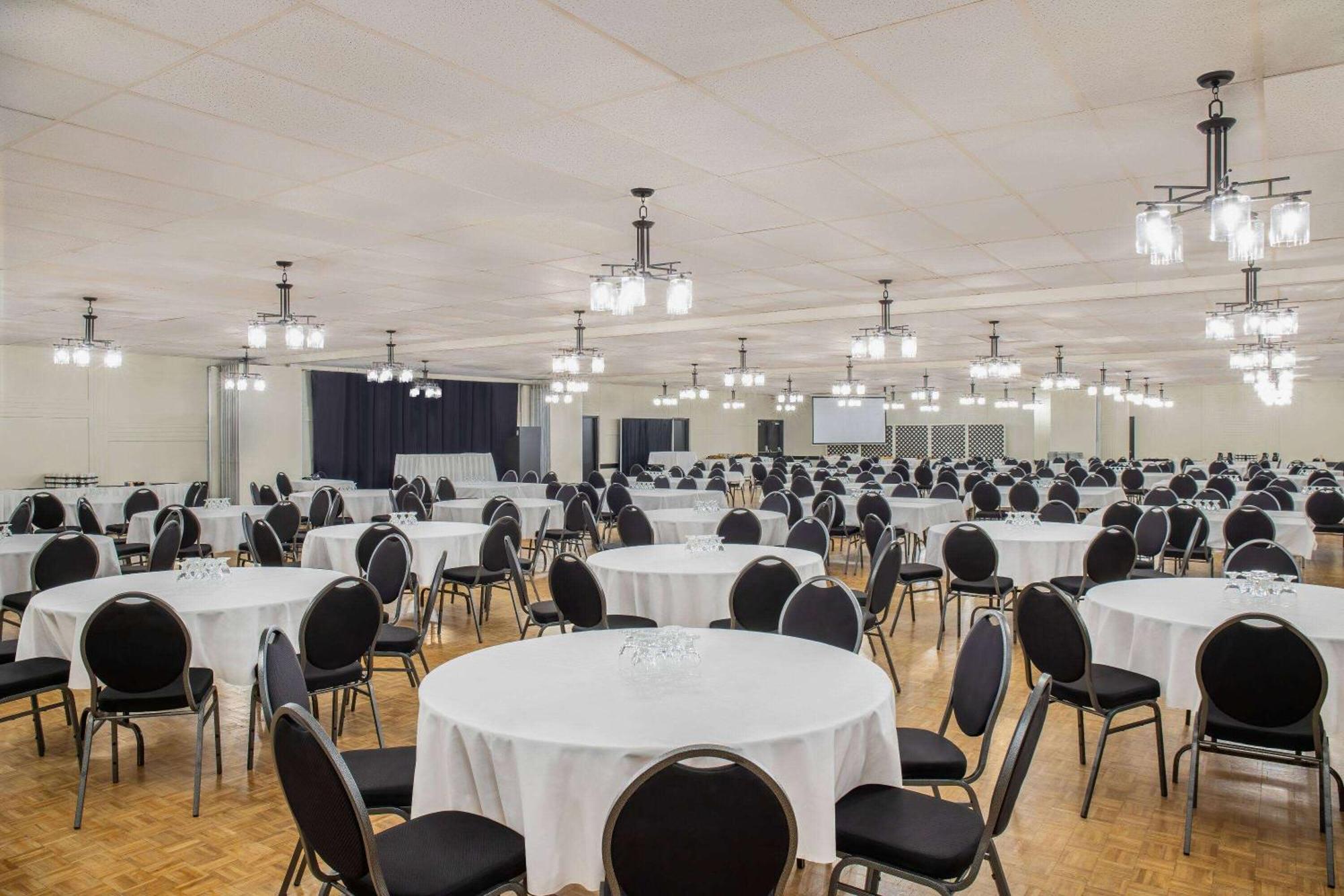 Days Inn & Conference Centre By Wyndham Camrose Norsemen Εξωτερικό φωτογραφία