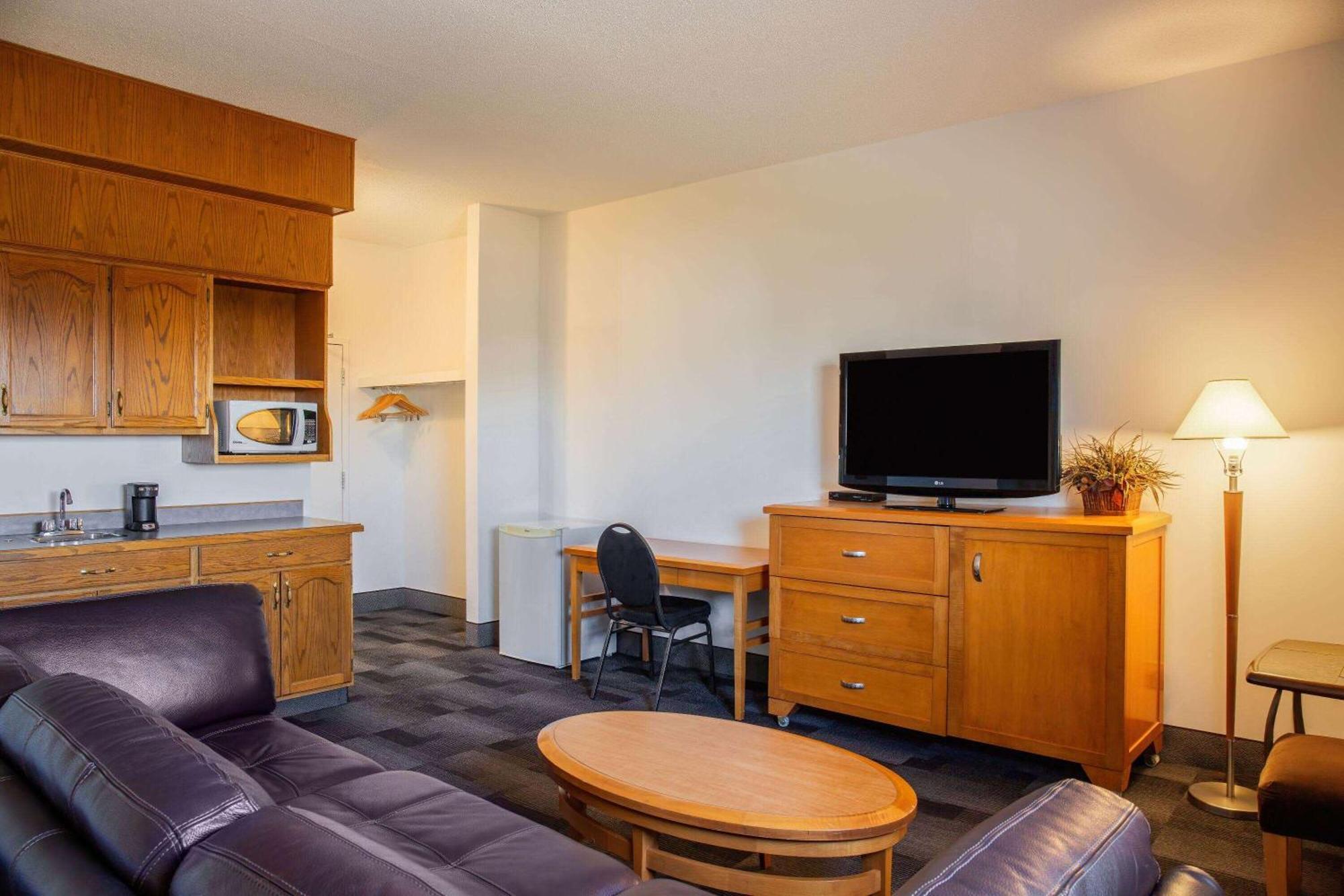 Days Inn & Conference Centre By Wyndham Camrose Norsemen Εξωτερικό φωτογραφία