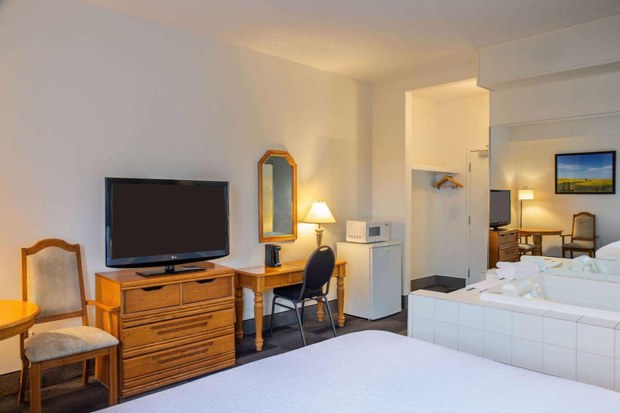 Days Inn & Conference Centre By Wyndham Camrose Norsemen Εξωτερικό φωτογραφία