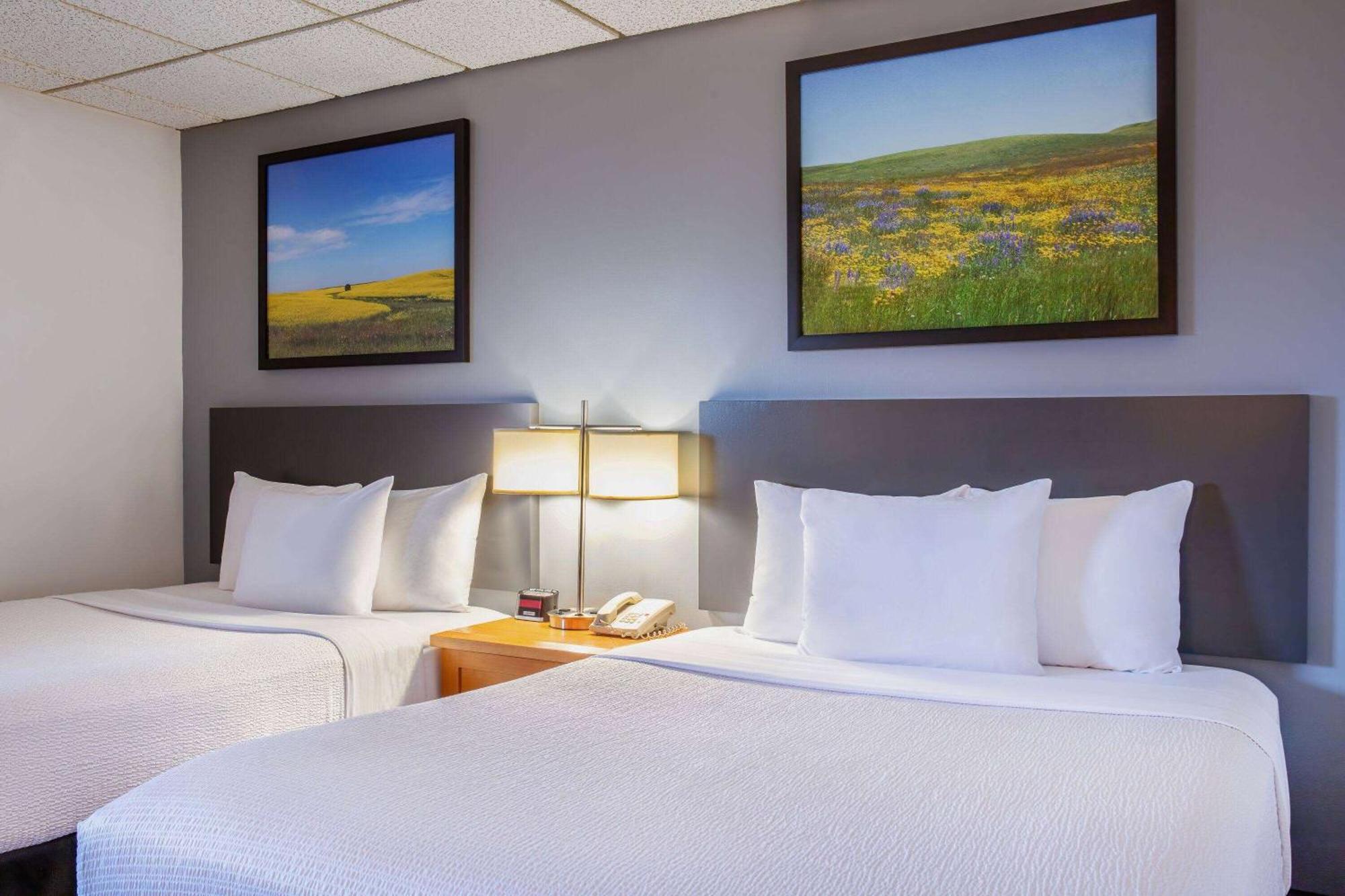 Days Inn & Conference Centre By Wyndham Camrose Norsemen Εξωτερικό φωτογραφία