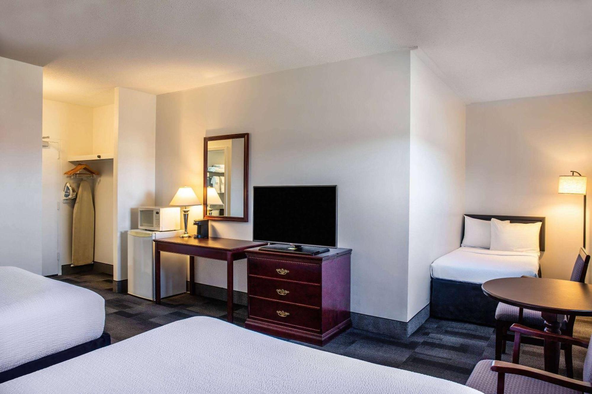 Days Inn & Conference Centre By Wyndham Camrose Norsemen Εξωτερικό φωτογραφία