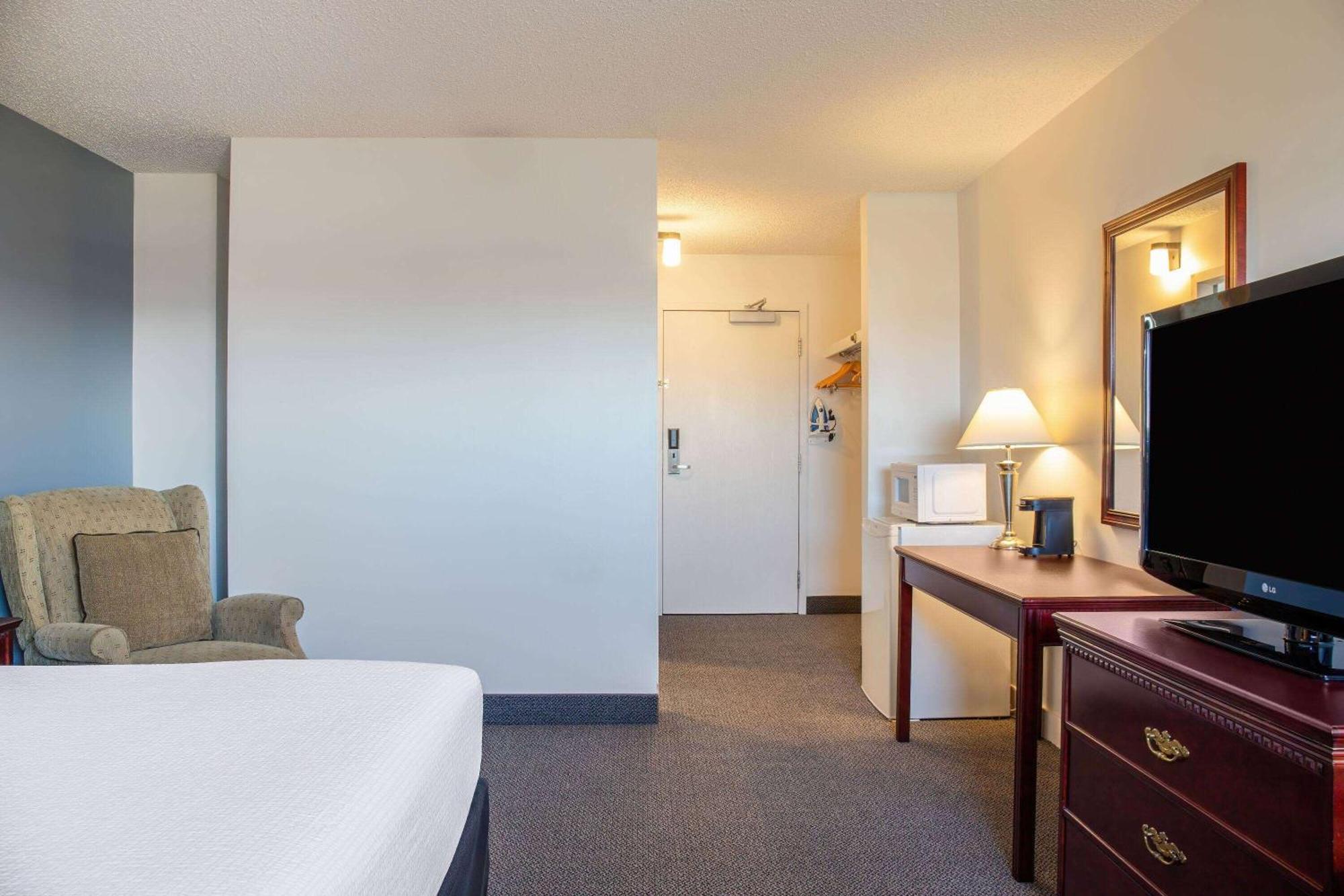 Days Inn & Conference Centre By Wyndham Camrose Norsemen Εξωτερικό φωτογραφία