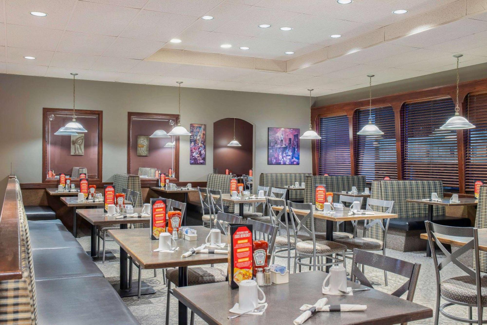 Days Inn & Conference Centre By Wyndham Camrose Norsemen Εξωτερικό φωτογραφία