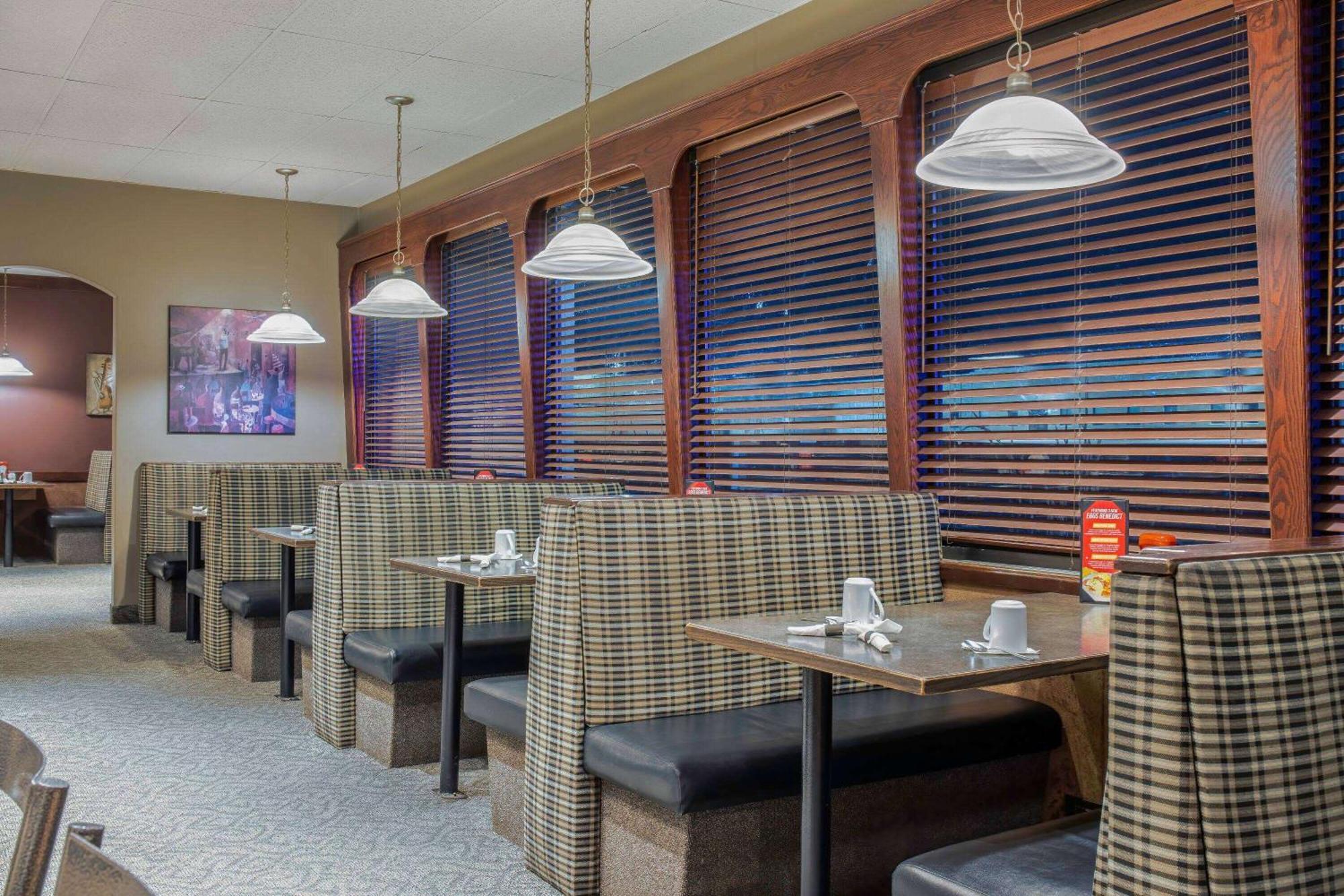 Days Inn & Conference Centre By Wyndham Camrose Norsemen Εξωτερικό φωτογραφία
